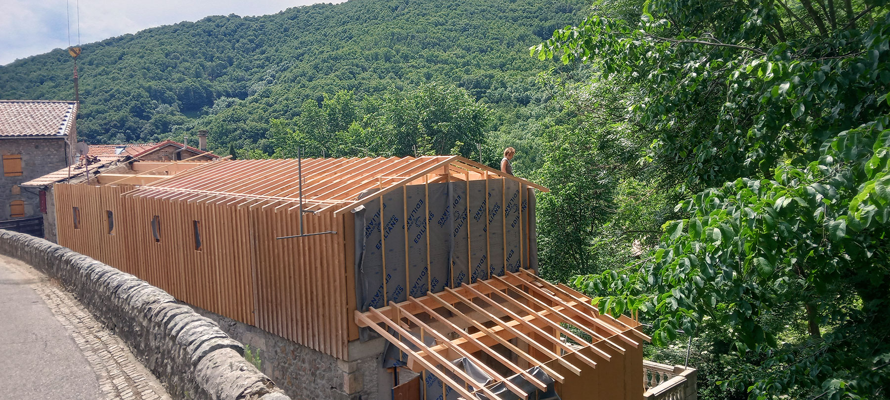 Construction d'une ossature bois durable par artisans locaux