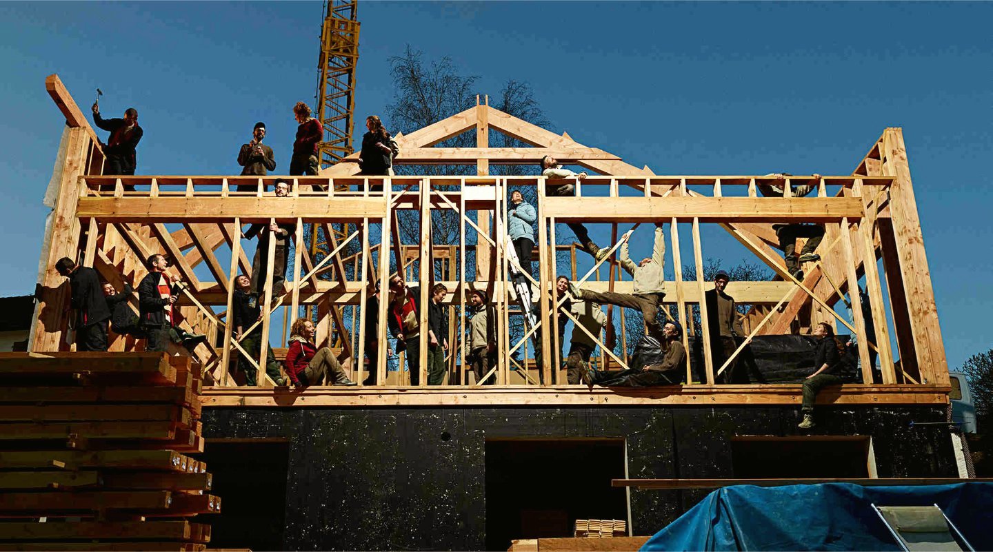 Artisans membres de la SCOP Cabestan au travail sur un projet durable